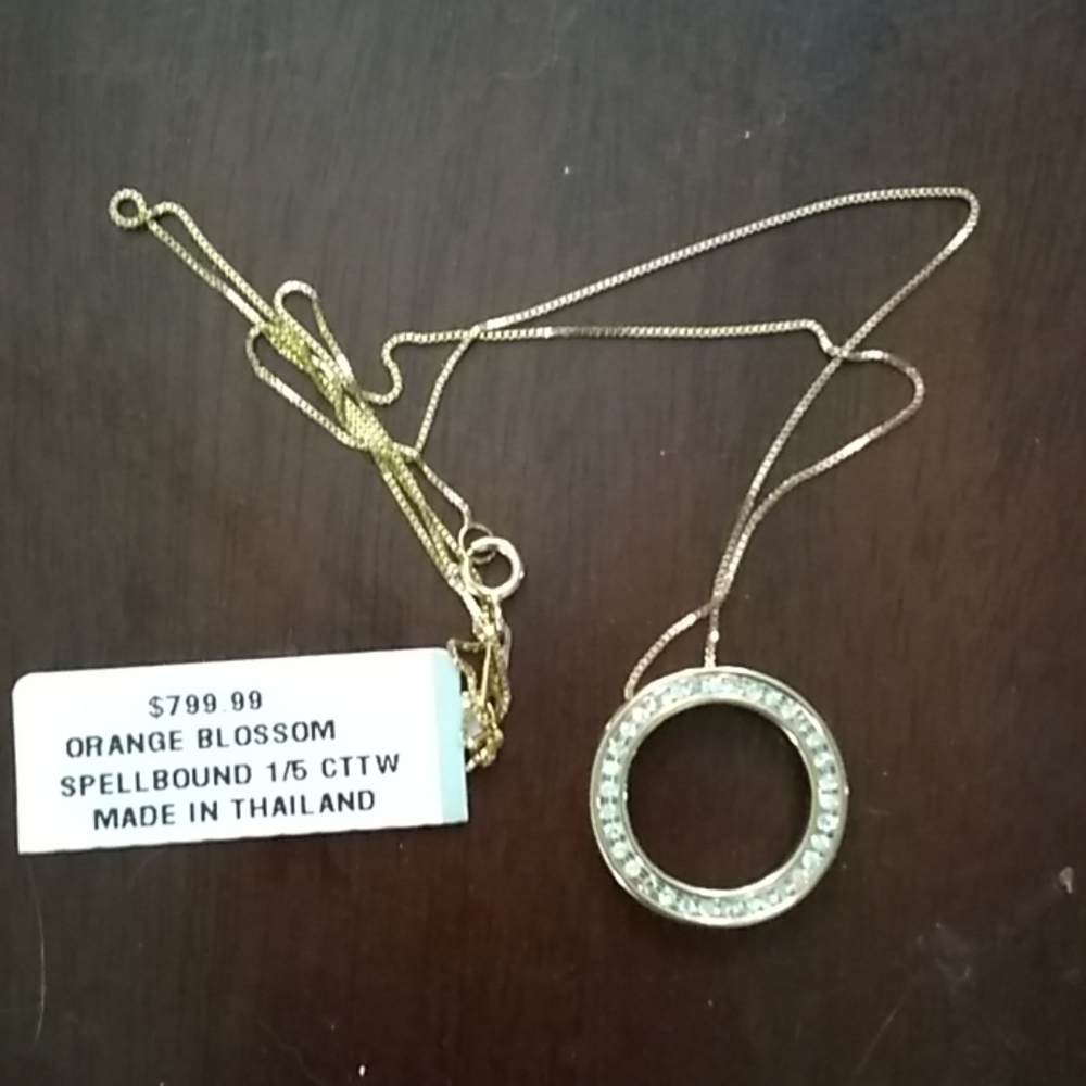 Diamond necklace round with small diamonds